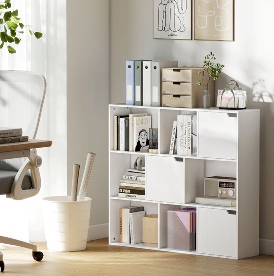 REDOM- Boekenkast / opbergrek - 9 vakken met 3 deuren - Open en gesloten opbergruimte - Witte afwerking - Voor woonkamer, slaapkamer of thuiswerkplek - Spanplaat - Wit - 106 x 24 x 95 cm